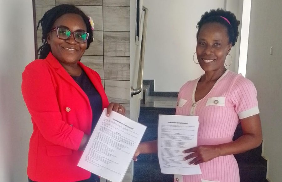 Signature de la convention de collaboration entre l'ACMA Cameroun et Afrique Active Santé : deux représentantes présentent chacune leur exemplaire de la convention