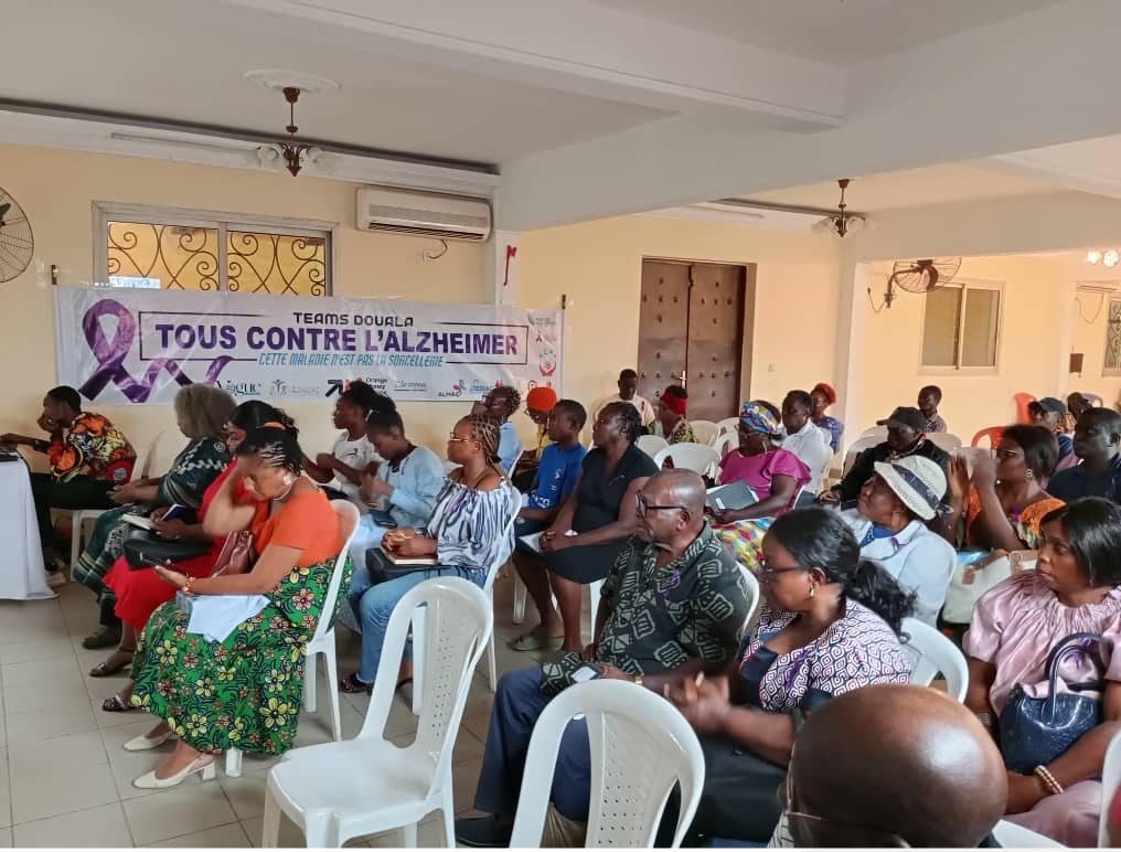 Le public de la conférence, sous la banderole « Tous contre l'Alzheimer »