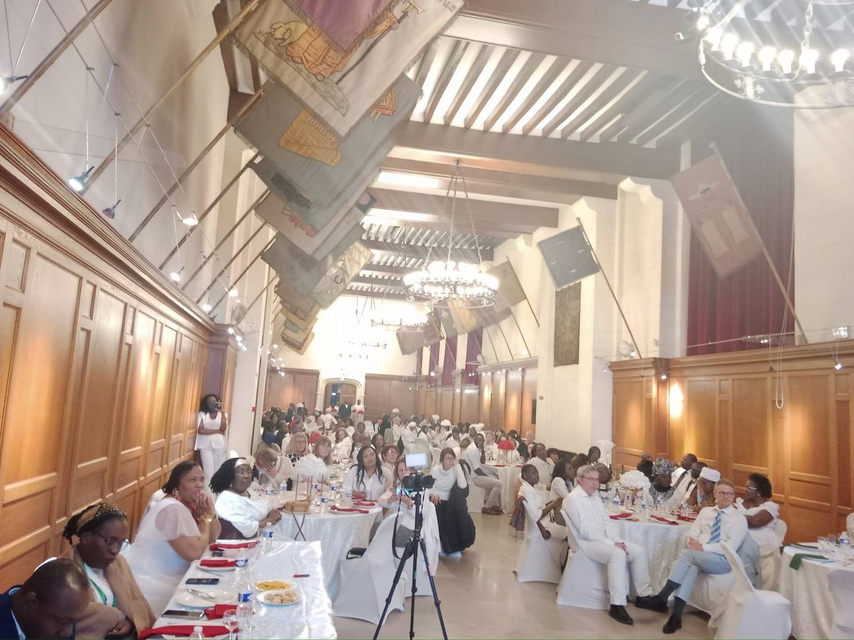 La salle du gala ACMA France à Compiègne, avril 2023, avec les invités vêtus de blanc