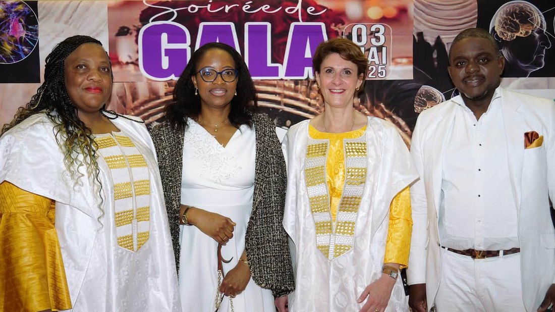 Soirée de gala ACMA France à Compiègne, 3 mai 2025 : quatre invités devant la bannière du gala
