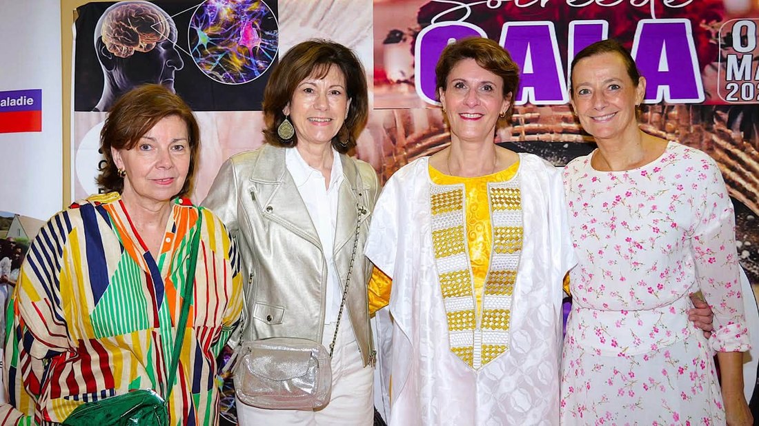 Soirée de gala ACMA France, 3 mai 2025 : quatre invitées devant la bannière du gala