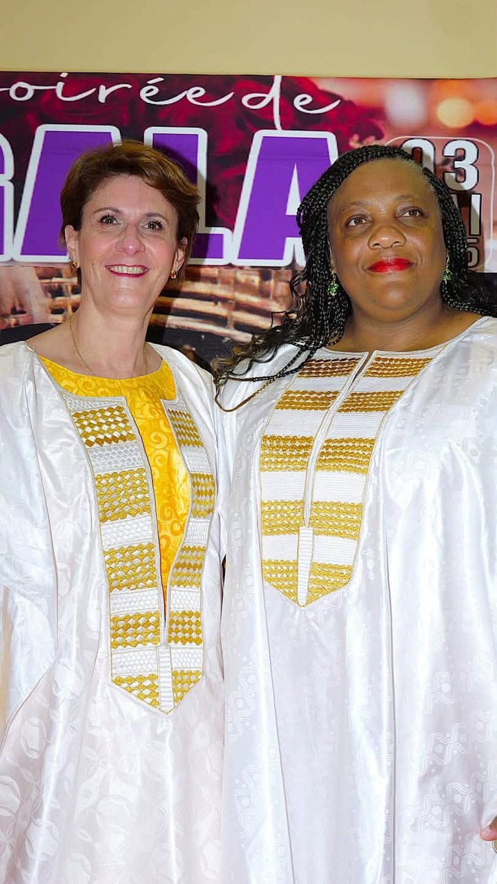 Soirée de gala ACMA France, 3 mai 2025 : deux invitées en tenues blanc et or