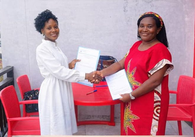 Poignée de main lors de la signature de la convention entre Love Care et l'ACMA